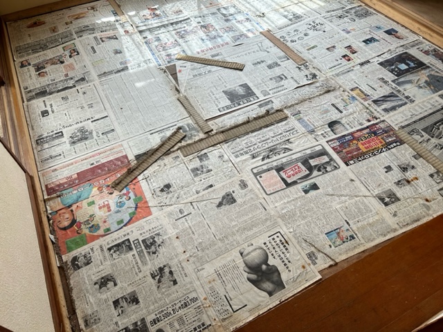 畳 の 下 に 新聞紙
